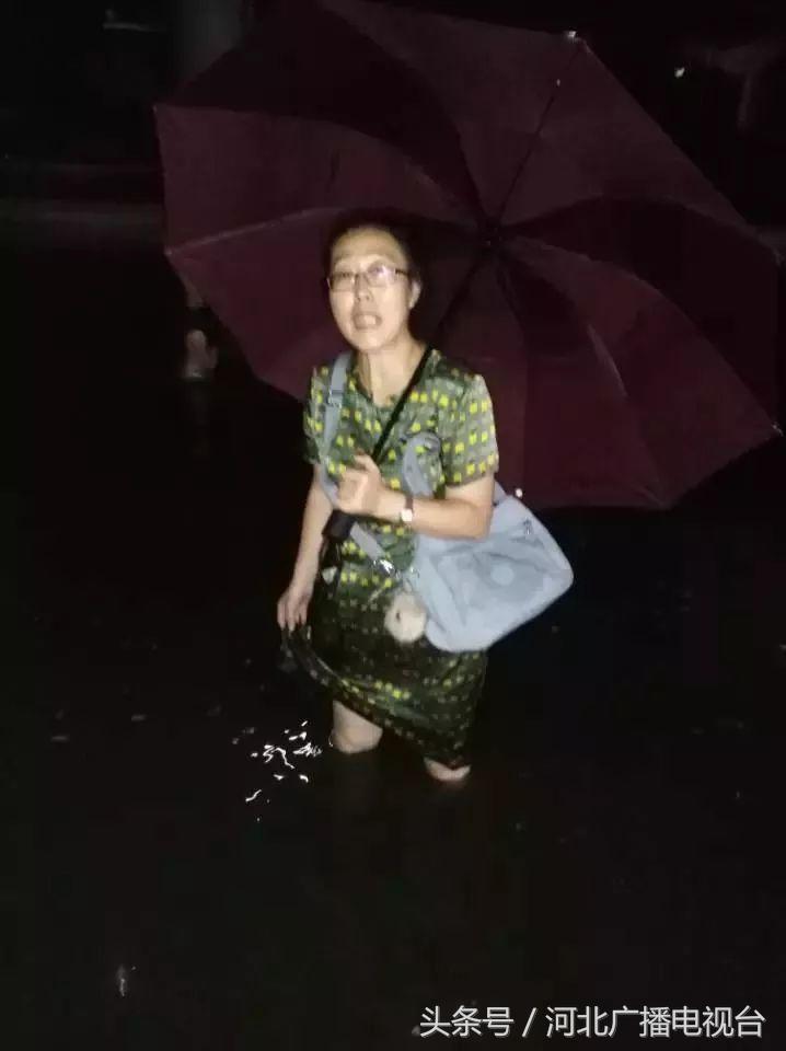 伞夜DJ在线，音乐、雨夜与虚拟世界的交融